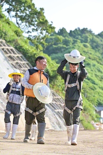 この日の作業を無事故で終えて、安堵の表情を浮かべる田中さん㊥