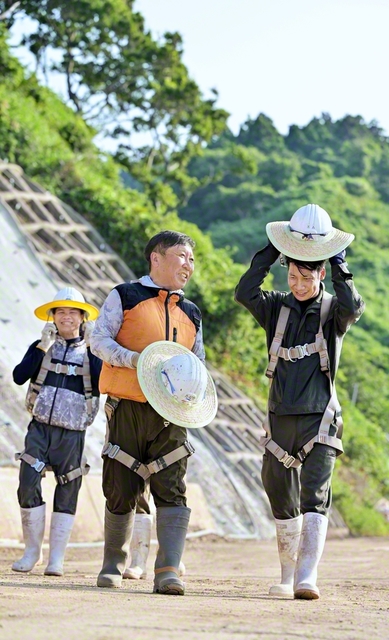 この日の作業を無事故で終えて、安堵の表情を浮かべる田中さん㊥
