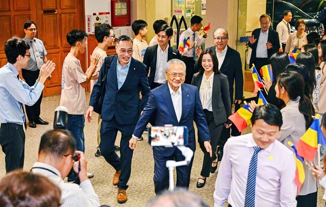 ウエルカム（ようこそ）！――原田会長をはじめ訪問団をシンガポールの青年部が歓迎