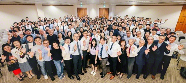 幹部会終了後、原田会長らは第2会場の友を激励。共に記念のカメラに納まった