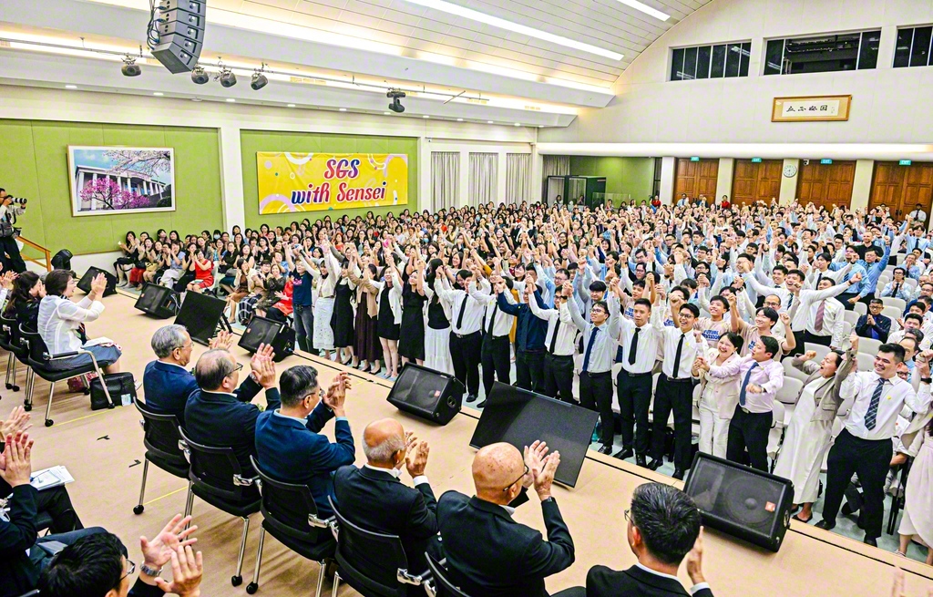 青年部のさわやかな後継の歌声が響いたシンガポール幹部会。日本語と英語で学会歌「青年よ広布の山を登れ」を合唱した（SGS本部で）
