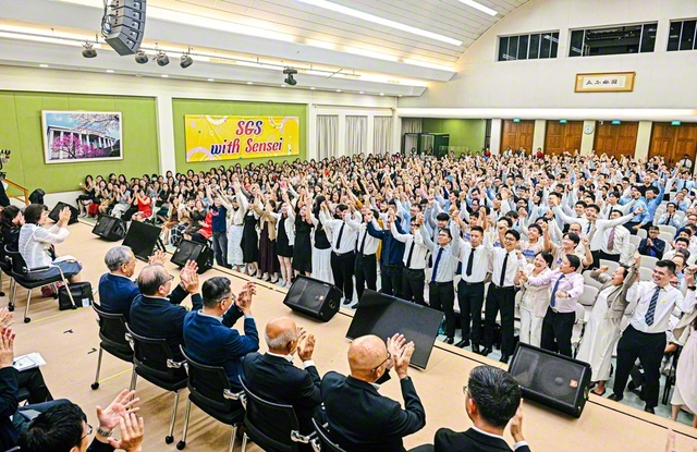 青年部のさわやかな後継の歌声が響いたシンガポール幹部会。日本語と英語で学会歌「青年よ広布の山を登れ」を合唱した（SGS本部で）