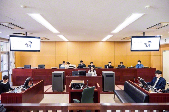 模擬法廷教室では、実際の裁判手続きを体験する授業が行われる
