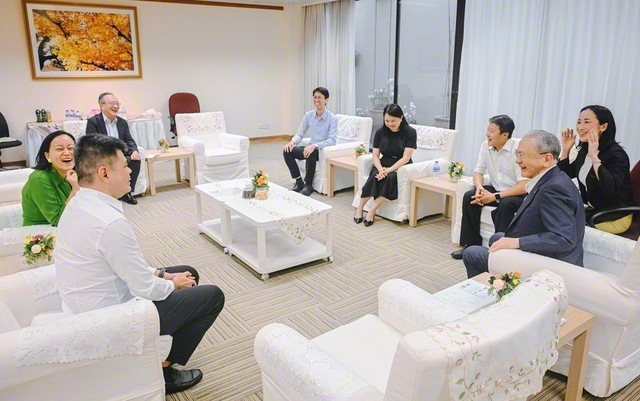 仏縁拡大に挑むシンガポール青年部のリーダーを原田会長が激励（SGS本部で）