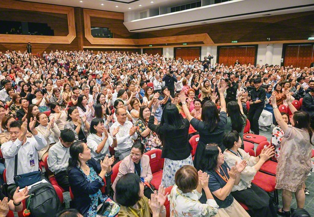 マレーシア文化会館での「東南アジア総会」。「誓願の青年・未来へ躍動」をテーマに、多彩な演目が披露された。“アジアに平和の光を”との創価の師弟の誓いは若人の胸に赤々と（今月20日）