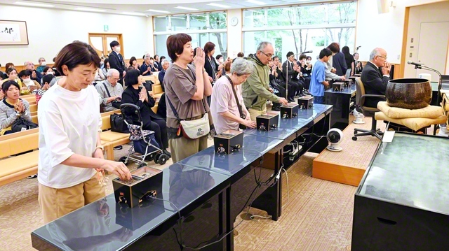 彼岸を迎えた園内には多くの人々が訪れ、故人をしのび、報恩感謝の祈りをささげた（宮城・白石市の東北池田記念墓地公園で）
