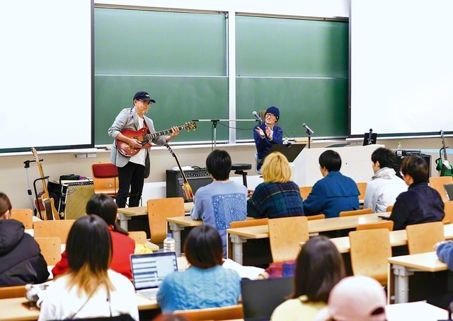 作家やシンガーなどを招いて行われる文学部の名物科目「表現文化論入門」