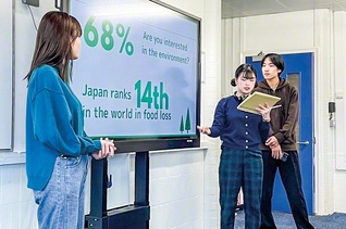 英語学習・留学プログラム「GLOBE」では、英語で経済学などの基礎を学ぶ