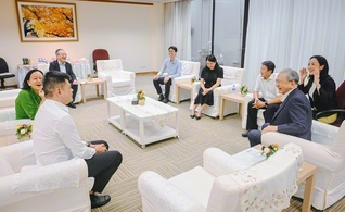 仏縁拡大に挑むシンガポール青年部のリーダーを原田会長が激励（SGS本部で）