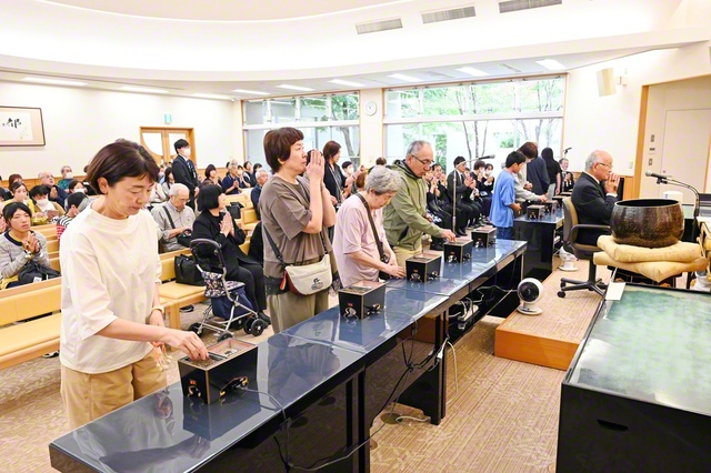 彼岸を迎えた園内には多くの人々が訪れ、故人をしのび、報恩感謝の祈りをささげた（宮城・白石市の東北池田記念墓地公園で）