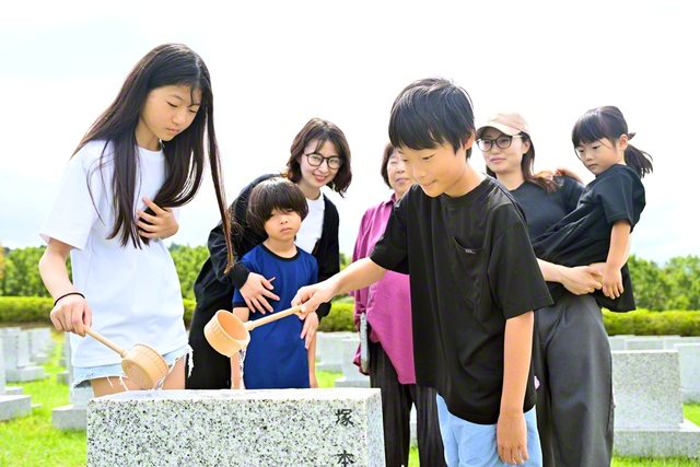 親子3世代で墓参に訪れた塚本かよ子さん一家（大分・日田市の九州池田記念墓地公園で）