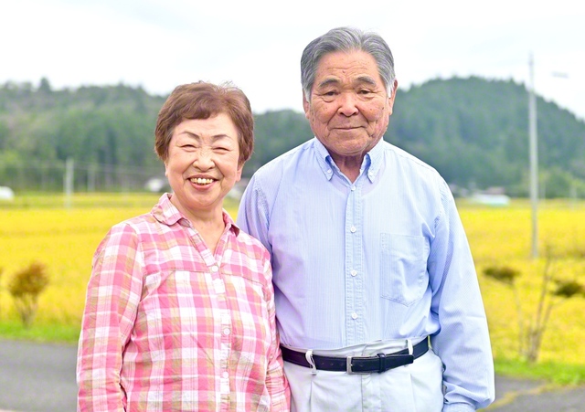 阿部初枝さん㊧と夫の力夫さん
