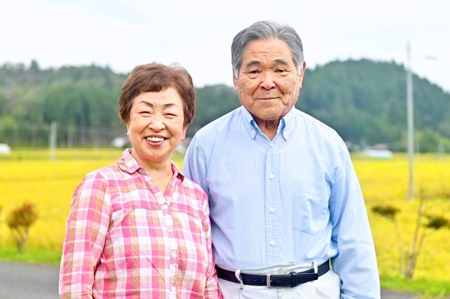 阿部初枝さん㊧と夫の力夫さん