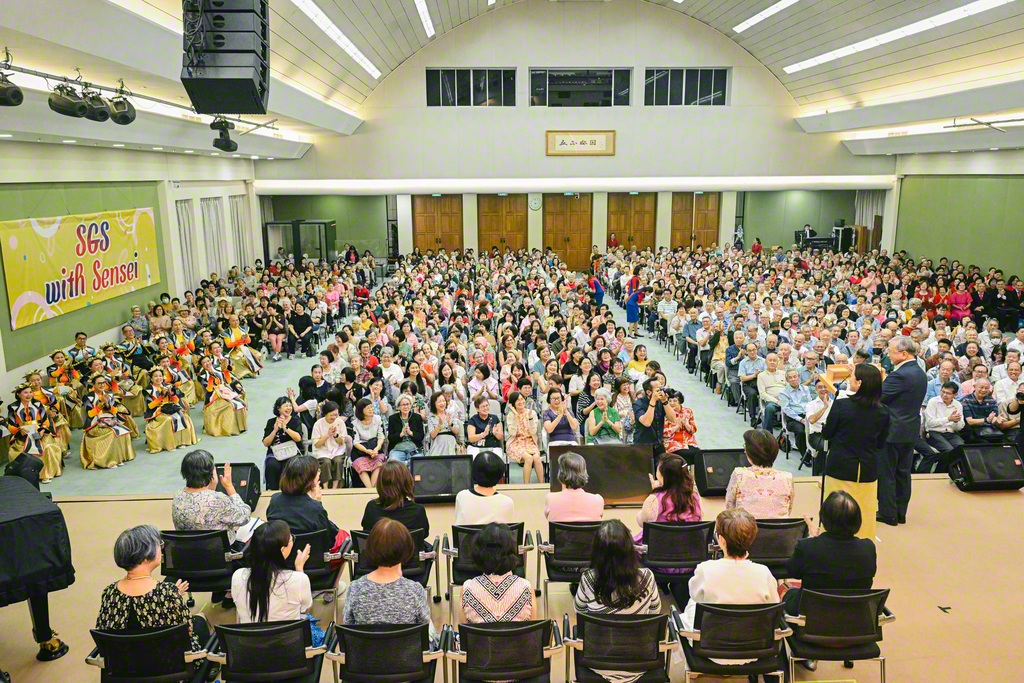 広布誓願の大道をどこまでも！――“生涯青春”の心意気で進むシンガポールの多宝の友（22日、シンガポール創価学会本部で）