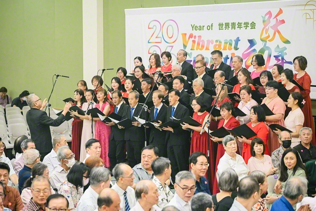 壮年部「平和のリズム合唱団」と婦人部「チューリップ合唱団」が、「人間革命の歌」を力強く
