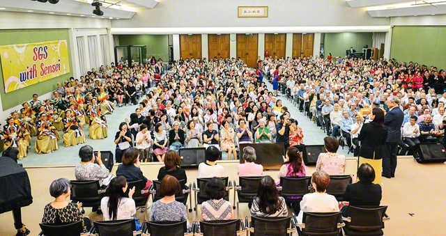 広布誓願の大道をどこまでも！――“生涯青春”の心意気で進むシンガポールの多宝の友（22日、シンガポール創価学会本部で）