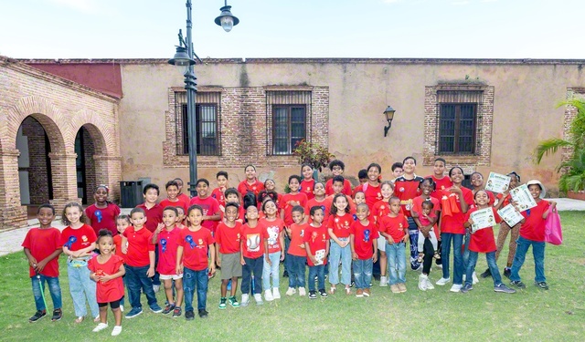 環境を守る大切さなどを学び合ったドミニカ共和国の少年少女部の友（首都サントドミンゴで）
