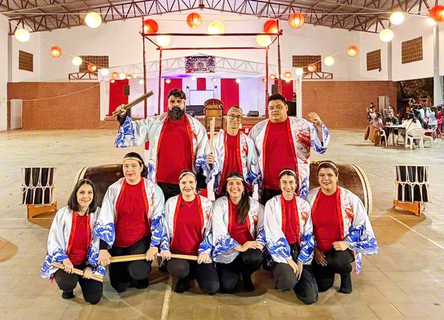 圧巻の演技・演奏で「日本祭」を盛り上げた栄光太鼓グループのメンバーが、記念のカメラに納まった（ラ・コルメナ市内で）