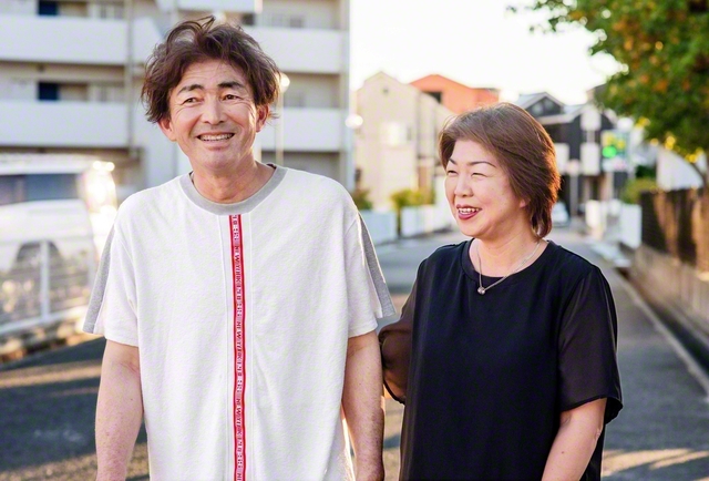「同志の皆さまのおかげで今の私たちがあります」と話す池田陽子さん㊨と夫の昌弘さん