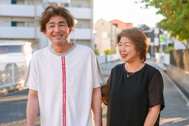 「同志の皆さまのおかげで今の私たちがあります」と話す池田陽子さん㊨と夫の昌弘さん