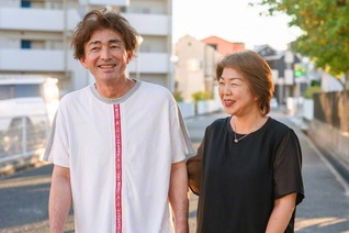 「同志の皆さまのおかげで今の私たちがあります」と話す池田陽子さん㊨と夫の昌弘さん