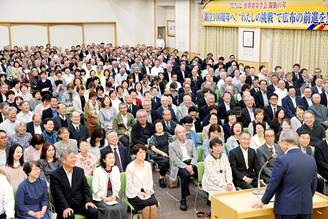 原田会長が出席した総福島の集い。今村東北長、佐瀬同女性部長も激励に駆け付け、女性部有志が「母」などを合唱した（福島文化会館で）