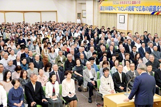 原田会長が出席した総福島の集い。今村東北長、佐瀬同女性部長も激励に駆け付け、女性部有志が「母」などを合唱した（福島文化会館で）