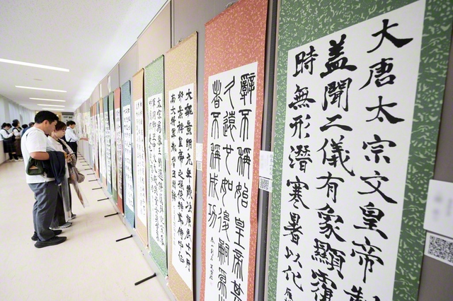 渡り廊下に展示された書道作品