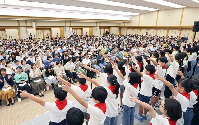 少年少女部の結成の日を記念する首都圏大会。渡邉春城さんが元気よく司会を務め、富士少年希望少女合唱団が夢に向かって進む勇気を歌に託した（金舞会館で）