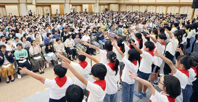 少年少女部の結成の日を記念する首都圏大会。渡邉春城さんが元気よく司会を務め、富士少年希望少女合唱団が夢に向かって進む勇気を歌に託した（金舞会館で）