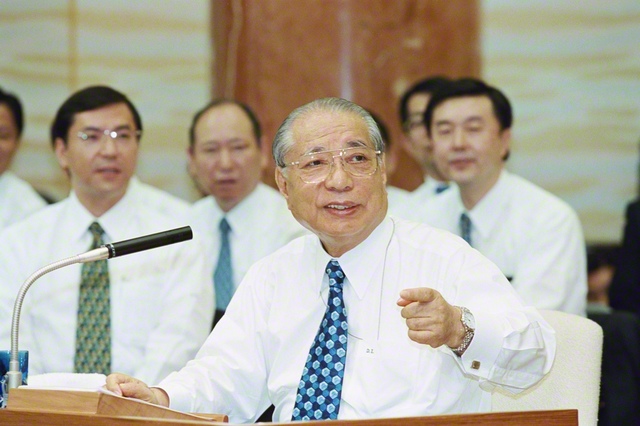 2000年7月の本部幹部会で同志に励ましを送る池田先生。VOD番組「一対一の対話で人間共和の世界を」には、当時のスピーチが収録されている（東京牧口記念会館で）
