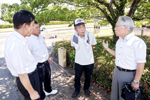 激震地の熊本市南区で被災した同志を励まし、共に復興を祈る壮年部の友（8月23日）