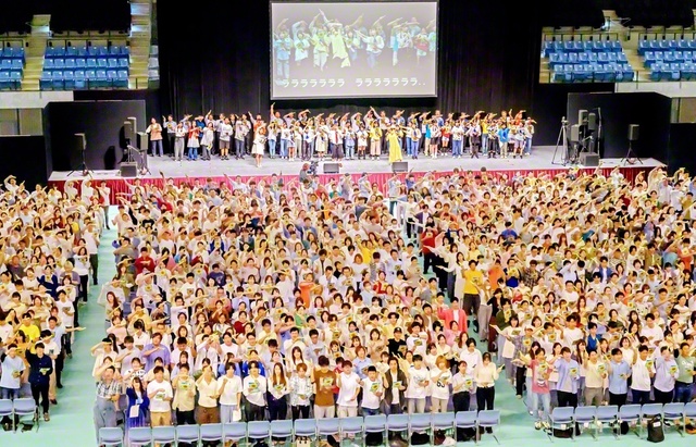 一人一人が人間革命の物語を！――新たに約1500人の青年世代が立ち上がり、当日を迎えた「KOTOBA　Fes」。フィナーレでは青年たちが力強い合唱を披露した（千葉ポートアリーナで）