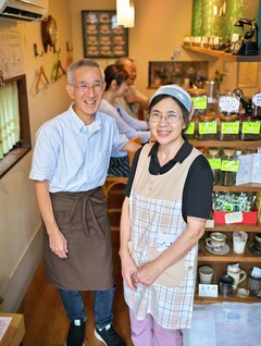 こだわりの店内に立つ萩原さん㊨と夫・誠さん。週末には二人で接客をする