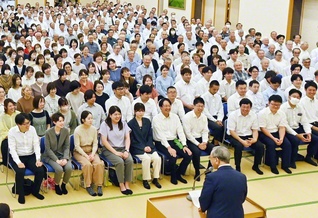 山形総県の集いでは、東北の歌「青葉の誓い」を大合唱し、広布拡大への決意を固めた（山形文化会館で）