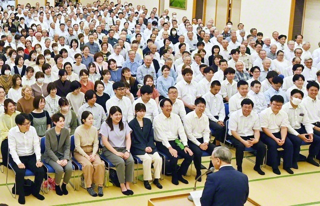 山形総県の集いでは、東北の歌「青葉の誓い」を大合唱し、広布拡大への決意を固めた（山形文化会館で）