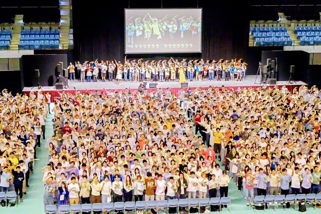 一人一人が人間革命の物語を！――新たに約1500人の青年世代が立ち上がり、当日を迎えた「KOTOBA　Fes」。フィナーレでは青年たちが力強い合唱を披露した（千葉ポートアリーナで）