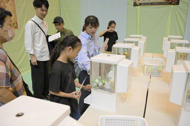 未来部の友が“ガチャガチャ”を回して、励ましのエールが収められた「メッセージカプセル」を引く