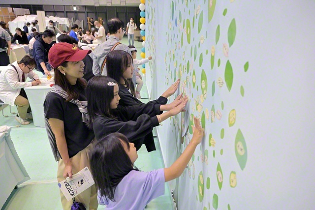 「KOTOBA　WALL」に付箋を貼る未来っ子たち