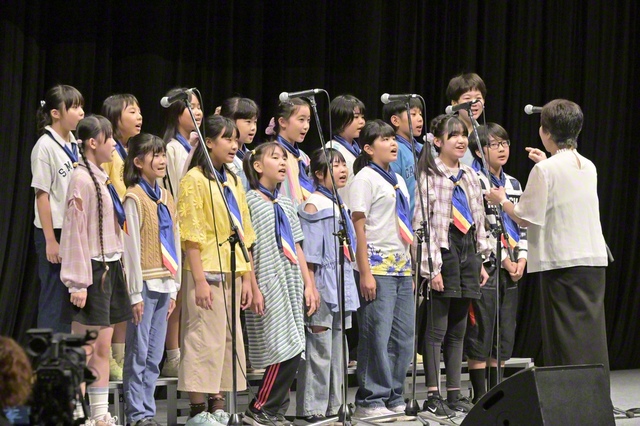 千葉王子王女合唱団が、「そこには　幸せが　もう生まれているから」などを元気いっぱい歌った
