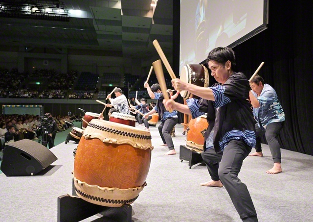 総千葉男子部の人材育成グループ「千将会」の友が力強い和太鼓の鼓動を轟かせた