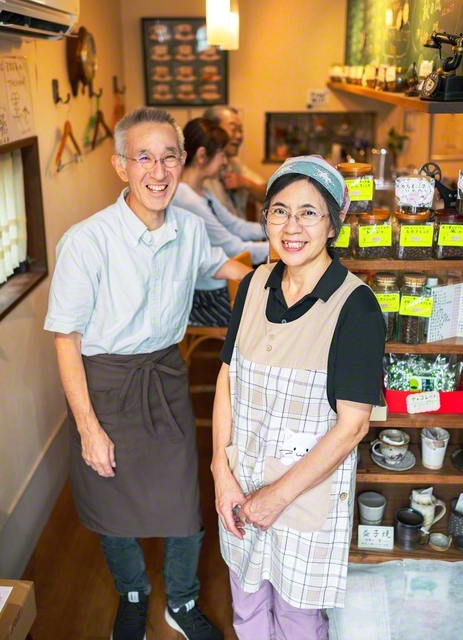 こだわりの店内に立つ萩原さん㊨と夫・誠さん。週末には二人で接客をする
