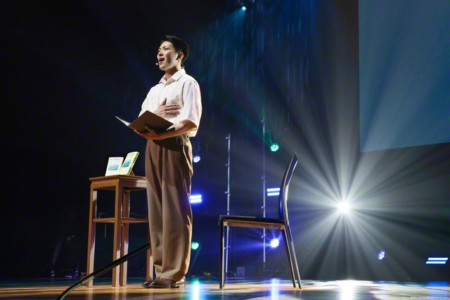 青年総会の舞台に立つ泰江さん