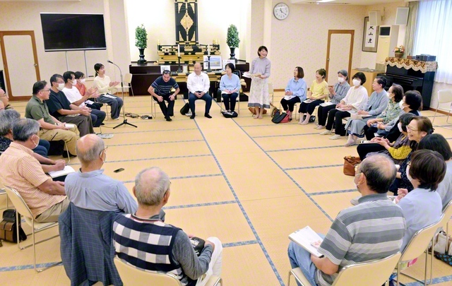 栃木・美しが丘地区の座談会。池田華陽会の丸山彩佳さんらが司会を務めるなど、青年の息吹にあふれた（20日、小山会館で）