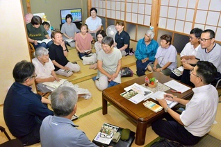 震災後初の開催となった熊本・宮原地区の座談会（25日、氷川町内で）