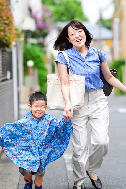 保育園の帰り道、長男・向希くん㊧と家路に就く。「元気に、すくすく育ってほしい」。息子の成長を見つめながら、宮田さんも日々走る