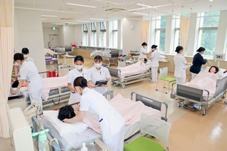 看護学部棟内には「基礎」「成人」「小児」など領域ごとの実習室があり、実践力を磨ける
