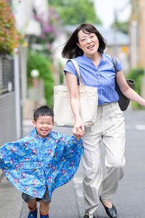 保育園の帰り道、向希くん㊧と家路に就く。「元気に、すくすく育ってほしい」。息子の成長を見つめながら、宮田さんも日々走る