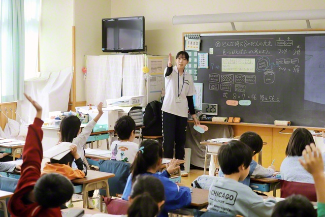 教育学部生が、早くから学校体験を重ねてきた八王子市内の公立小学校で、教育実習に臨む