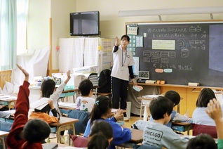 教育学部生が、早くから学校体験を重ねてきた八王子市内の公立小学校で、教育実習に臨む